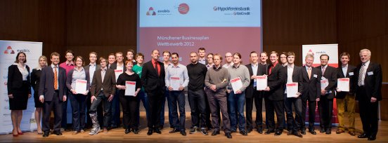 web_Gruppenfotos Sieger Münchener Businessplan Wettbewerb Stufe 1 und Gratulanten.jpg