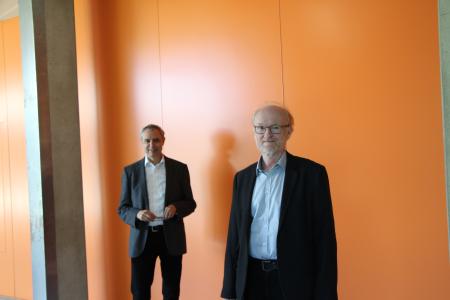 Rektor Prof. Dr. Gerhard Schneider gratulierte Prof. Dr. Roland Dietrich (vorne) zum Dienstjubiläum / Foto: Hochschule Aalen / Andrea Seiler