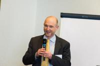 Olivier Rod, Deputy Managing Director Swerea KIMAB, freute sich sichtlich, mehr als 100 Gäste bei der Konferenz Copper Alloys 2018 begrüßen zu können / Bild: Kupferinstitut/Swerea
