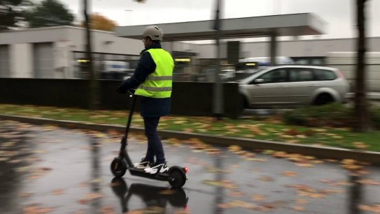 Helle Kleidung auf E-Scooter 2.jpg
