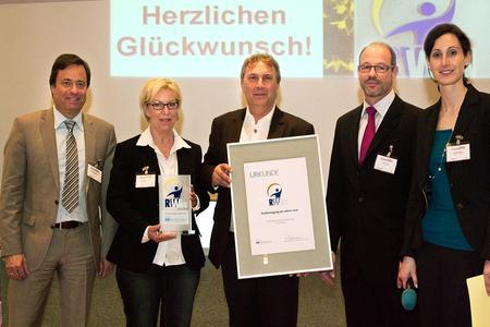 von links nach rechts: Verleger Alexander Holzmann, Preisträgerin Rosemarie Luttmann, Jurymitglied Paul Söhnlein (EFIT) und Chefredakteurin Vanessa Ebert bei der Preisverleihung