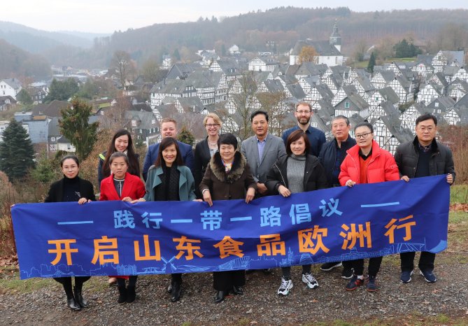 Quh-Lab_Chinesische_Delegation_Banner.jpg