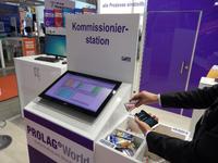 Besucher testeten die Warehouse-Management-Software PROLAG®World selbst: Sie kommissionierten Süßigkeiten per Smartphone oder Scanner. Bestandsänderungen und Warenbewegungen wurden in Echtzeit über das Internet am angeschlossenen Dashboard angezeigt