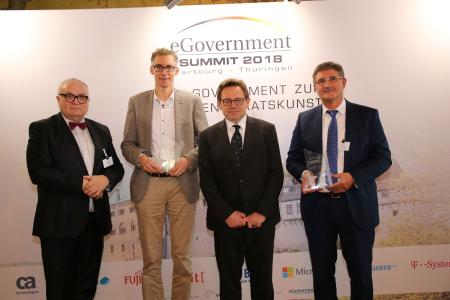 (v. li.) Henning Lühr (Staatsrat in Bremen), Preisträger des Innovation Awards Martin Hagen, Manfred Klein (Chefredakteur "eGovernment Computing") und "eGovernment CIO des Jahres" Thomas Popp (CIO Freistaat Sachsen) / Foto: Vera Nicolic