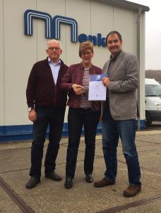 (v. l.) Dieter und Marie-Luise Menke (Menke GmbH) erhalten von ihrer BGHM-Aufsichtsperson Christian Schulte die Urkunde zum Gütesiegel „Sicher mit System“. (Quelle: Menke GmbH/BGHM)