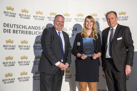 HARTING Ausbildungsleiter Nico Gottlieb (links) und Ausbilderin Jacqueline Heinemeyer nahmen den Preis von AUBI-Geschäftsführer Heiko Köstring entgegen