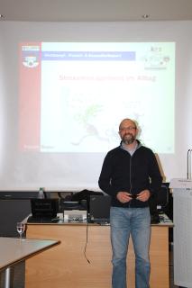 Zum Dank überreichte Geschäftsbereichsleiterin Andrea Giese im Namen des krz ein kleines Präsent an Referent Patrick Busse (TV Lemgo) für seinen kostenfreien Vortrag (Foto: krz)