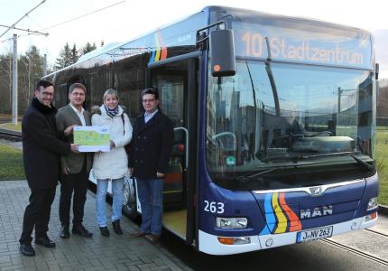 Symbolisch überreichen Steffen Gundermann (l.) und Markus Würtz (r.) gemeinsam mit Stephan Preuß das erste Jobticket an die Mitarbeiterin der Jenaer Antriebstechnik