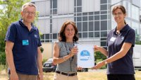 Alexander Ebenbeck (SKZ), Ute Jocham (TÖYS) und Anja Armani (SKZ) bei der Übergabe des SKZ-Prüfsiegels für Hundespielzeug (von links). (Foto: Luca Hoffmannbeck, SKZ)