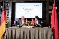 Frank Jourdan, Continental-Vorstandsmitglied und Leiter der Division Chassis & Safety, und Qi Lu, Group President und COO von Baidu, unterzeichneten das Abkommen am Mittwoch in Berlin / © Continental AG