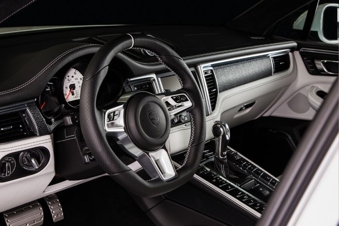 TECHART_Exclusive_Interior_for_the_Porsche_Macan_steering_wheel.jpg