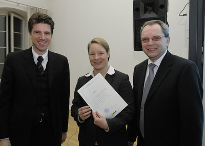 v.l.n.r.: Dr. Christoph Hartmann, Minister für Wirtschaft und Wissenschaft des Saarlands, Karoline von Häfen, Leiterin Product Design Processing bei Festo, Eric Angué, Leiter Development Axes and Slides bei Festo