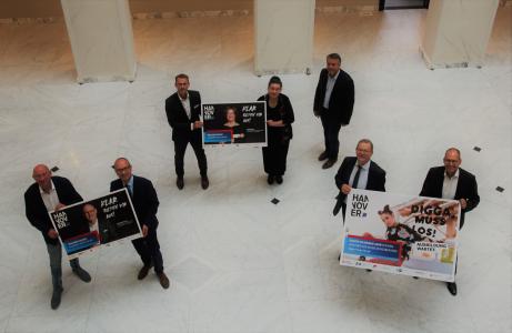 Stellen für den Bildungsbeirat die Ausbildungskampagne vor: Torsten Hannig, Regionsgeschäftsführer DGB Region Niedersachsen-Mitte (von links), Olaf Brandes, Leiter Bildungsabteilung AGV Hannover und Umgebung, Dr. Carl-Michael Vogt, stellv. Hauptgeschäftsführer Handwerkskammer Hannover, Susanne Langenkamp, Bereichsleiterin Berufsberatung Agentur für Arbeit Hannover, Stefan Bode, Mitglied der Geschäftsführung Jobcenter Region Hannover, Dr. Horst Schrage, Hauptgeschäftsführer Industrie- und Handelskammer Hannover, und Ulf-Birger Franz, Wirtschaftsdezernent Region Hannover / Foto: Region Hannover