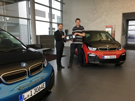 Symbolische Schlüsselübergabe an Strominator Geschäftsführer Stefan Moeller im BMW Autohaus Leip.jpg
