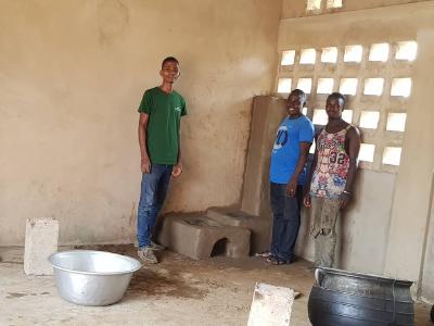 Bau eines rauchfreien, energieffizenteren Kochofens in einem Innenraum in Togo, Westafrika