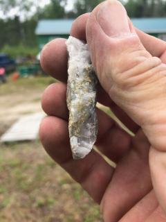 Geologe von Trillium Gold hält ein Exemplar mit sichtbarem Gold, das auf dem Grundstück Rivard gesammelt wurde