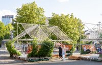 CARLO bringt frisches Stadtgrün auf den Carlo-Schmid-Platz am Bockenheimer Depot:
Die temporäre Begrünungsinstallation schafft mitten im hochversiegelten Stadtraum
einen grünen Ort für Abkühlung, Begegnung und gemeinschaftliche Nutzung.