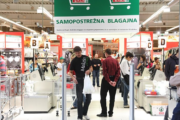 NCR_SelfServ_Checkout_SPAR_Slovenia_hypermarket__15_[1].jpg