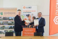 v.l.n.r.: Ralf Steinbrück, Bürgermeister von Schöneiche bei Berlin und Stefan Holighaus, Mitglied der Geschäftsleitung der DNS:NET bei der Übergabe der Kooperationsvereinbarung für den flächendeckenden Glasfaserausbau