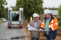 WEMAG-Bauleiter Gunther Kerber (re.) informiert Bürgermeister Horst Busse über den aktuellen Baufortschritt in Boldela. Foto: WEMAG/Rudolph-Kramer