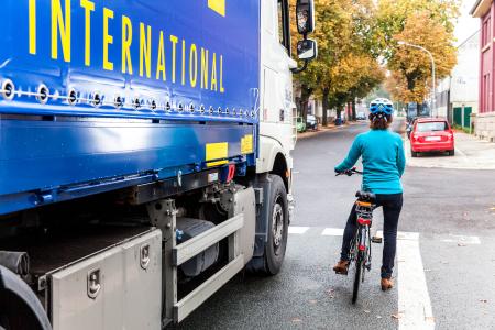 Fahrradfahrerin steht neben einem Lkw an der Ampel
Fotografin: Rendel Freude