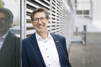 „KHS steht seinen Kunden weltweit und über den gesamten Lebenszyklus ihrer Linie zur Seite. So schaffen wir die Voraussetzungen für dauerhaft hohe Ver-fügbarkeit, wirtschaftlichen Betrieb und die notwendige Flexibilität für künftige Marktanforderungen“, sagt Tobias Wetzel, Geschäftsführer Sales and Service bei KHS.