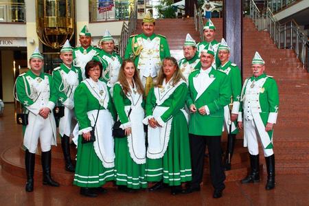 Die neue Führungsmannschaft des Garde-Corps Grün-Weiß Köln von 1998 e.V. Von links nach rechts: Thomas Faßbender (Literat, Tanzoffizier), Jürgen Krebs (Schatzmeister), Michael Koppmann (Tambourmajor), Margret Moeke (Reservecorpsführerin), Jürgen Schönenkorb (Chef CalS), Claudia Berg (Kinderbeauftragte), Frank Merkens (Präsident), Martina Demmer (Spieß), Theo Faßbender (Vize-Präsident), Thomas Schulz (Presse), Ingo Giersberg (musikalischer Leiter), Hardy Koppmann (Schriftführer), Theo Weber (Orgaleiter)