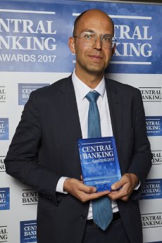FOT_BearingPoint_Bodo Windmöller mit dem Central Banking Award.jpg