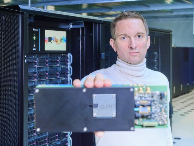 Q.ANT_MF holds phot processor card frontal.jpg