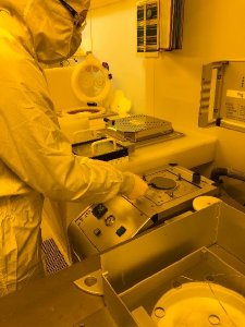 Auszubildender im realen Reinraum der Hochschule Kaiserslautern (Foto: HS KL)