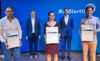 v.l.n.r.: Prof. Dr. Andreas Burkovski (BD-4, Platz 2), Dr. Carsten Rudolph (Geschäftsführer BayStartUP), Dr. Henriette Maaß (NanoStruct, Platz 1), Fabian Brunner (Wettbewerbsleiter BayStartUP), Jannik Lockl (inContAlert, Platz 3) - (c) BayStartUP - Daniel Karmann.jpg