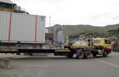 Das Rechenzentrum wurde auf dem See- und Landweg zum Energieversorger Orion in Christchurch transportiert (Quelle: Rittal GmbH & Co. KG )