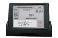 Auf dem Display kann der Lieferschein direkt unterschrieben werden. Die Unterschrift wird dazu fälschungssicher gespeichert und zusammen mit dem elektronischen Lieferschein an das Softwaresystem des Kunden und des Unternehmens versendet.