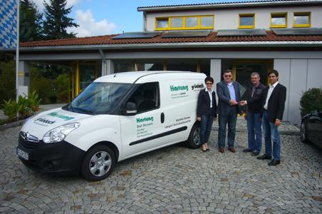 Die Übergabe des Gewinnerautos fand direkt bei der Firma Hartung in Bad Berneck statt (von links nach rechts): Barbara Badstieber, Herbert Badstieber, Günther Badstieber und Alexander Welsch von der Grünbeck-Werksvertretung Nikol & Vogt