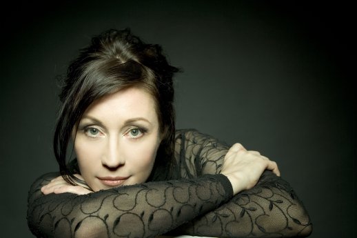 Holly Cole 1by Andrew MacNaughtan.jpg