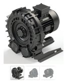 Das Bild zeigt einen kompakten, industriellen Seitenkanalverdichter der Artikelnummer SE08MS00+0000. Der Verdichter hat ein robustes, zylindrisches Gehäuse aus Aluminiumdruckguss, das in einem matten Metallgrau lackiert ist. Die seitlichen Lüftungsschlitze und der gerippte Motorkörper deuten auf eine effiziente Kühlung hin. An den Seiten befinden sich zwei symmetrisch angeordnete Ein- und Auslassöffnungen für die Luftströmung, die mit verzinkten Anschlussstutzen versehen sind. Auf der Oberseite