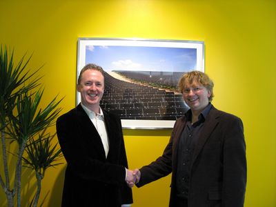 Foto: links: Dr. Murray Cameron, Vorstand Operatives Geschäft Phoenix Solar AG, rechts: Christian Bindel, Geschäftsführer Phoenix Solar Pty Ltd.