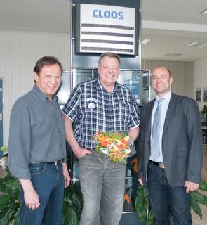 Werner Göttlicher, Abteilungsleiter Maschinenbau (.) und CLOOS-Spartenleiter Stephan Pittner (r.) freuen sich mit Hajo Schol über das seltene Arbeitsjubiläum. (Bild: Walter Lutz)