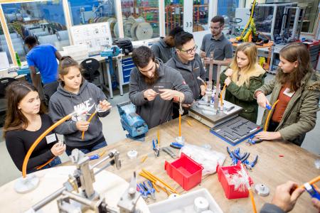 Beim MINT-Dialog Day bei der Lapp Gruppe informierten sich 27 Schülerinnen über technische und naturwissenschaftliche Berufe und nahmen auch an verschiedenen Workshops teil / Foto: Strohbücker / Lapp