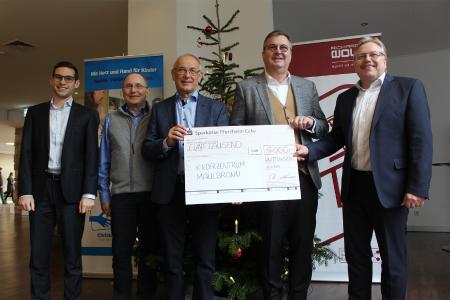 Bei der Scheckübergabe (v.li.): Dirk Berner (Geschäftsführer KIZE), Prof. Dr. Rainer Blank (Ärztlicher Leiter und Geschäftsführer KIZE), Karl Craiß (Vorstand Christophorushilfe), Jürgen Steinbeck (Geschäftsführer Richard Wolf) und Jürgen Pfab (Geschäftsführer Richard Wolf)