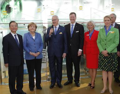 Der chinesische Ministerpräsident Wen Jiabao, Bundeskanzlerin Angela Merkel sowie Dietmar Harting, Philip Harting, Margrit Harting und Maresa Harting-Hertz