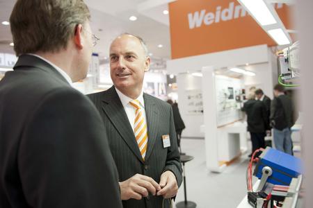 Weidmüller Vertriebsvorstand Volpert Briel (re.) verspricht beste Verbindungen und exzellente Services für den finnischen Markt