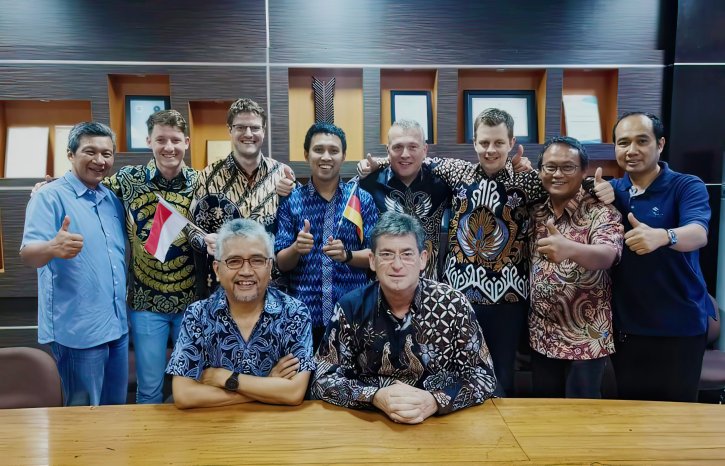 BU 0 Vertreter der toolcraft AG zu Besuch bei PT YPTI in Indonesien.jpg