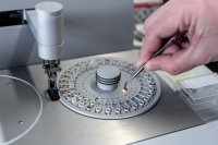 Das SKZ hat den DSPro@skz entwickelt – eine neue Materialanalyse, die es erlaubt, Standard-Prüfungen für Kunststoffgranulate und Werkstücke kosteneffizienter durchzuführen. Die Resonanz fällt bisher durchweg positiv aus. Foto: Luca Hoffmannbeck, SKZ