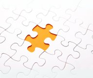 Das Bild zeigt ein nahezu vollendetes weißes Puzzle, bei dem ein zentrales Teil noch fehlt. Durch die Lücke leuchtet ein kräftiges Orange, das einen starken Kontrast zur weißen Oberfläche der übrigen Puzzleteile bildet. Dieses Bild symbolisiert, wie ein fehlendes Puzzlestück in der digitalen Servicewelt nahtlos eingefügt wird und gemeinsam mit der InCaTec Gruppe neue Verbindungen schafft. Es steht für die Ergänzung, die durch die Partnerschaft entsteht, um Serviceprozesse neu zu gestalten. Das Bild zeigt ein nahezu vollendetes weißes Puzzle, bei dem ein zentrales Teil noch fehlt. Durch die Lücke leuchtet ein kräftiges Orange, das einen starken Kontrast zur weißen Oberfläche der übrigen Puzzleteile bildet. Dieses Bild symbolisiert, wie ein fehlendes Puzzlestück in der digitalen Servicewelt nahtlos eingefügt wird und gemeinsam mit der InCaTec Gruppe neue Verbindungen schafft. Es steht für die Ergänzung, die durch die Partnerschaft entsteht, um Serviceprozesse neu zu gestalten.