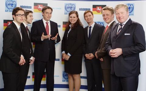Bildunterschrift: v.l.n.r. Phillip Kuck (Präsident der Vollversammlung), Sebastian Katzer (Stellv. Präsident der Vollversammlung), David McAllister (Nieders. Ministerpräsident), Catharina Jantos (Generalsekretärin), Andreas Klett (Geschäftsführer TIME for kids Foundation), Finn-Ole Metscher (Stellv. Generalsekretär), Dr. Bernd Althusmann (Kultusminister Niedersachsen)