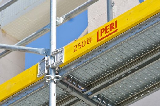 2019-03-20_PERI_Schnelle_Montage_des_Gel%C3%A4nderholms.jpg.png