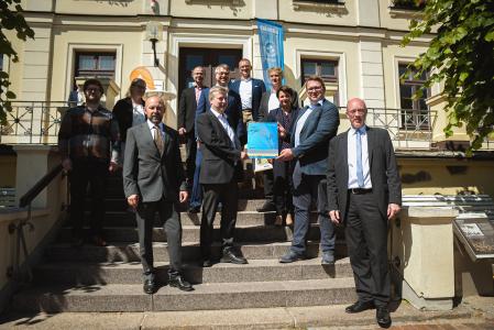 V.u.n.o..: Christian Pegel, Minister für Energie, Infrastruktur und Digitalisierung, Bürgermeister Kröpelin Thomas Gutteck und Bürgermeister Lambrechtshagen Holger Kuttschke, Ministerin für Soziales, Integration und Gleichstellung des Landes MV Stefanie Drese, sowie die Geschäftsführung der WEMACOM Volker Buck und Torsten Speth, WEMAG-Vorstand Thomas Murche und Wirtschaftsdezernent Romuald Bittl LRO beim offiziellen Start für den geförderten Breitbandausbau in zwei Projektgebieten im Landkreis Rostock in Kröpelin. Foto: WEMAG/SKRmedia