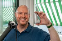 Ideale Lösung: Für SELVE-Produktmanager Stefan Backenecker zeigt sich der spezielle Markisenmotor SE Breeze-com im Zusammenspiel mit dem neuen Funk-Lichtsensor als perfektes Duo, um hochwertige Gelenkarmmarkisen zu fahren, zugleich zu schützen und auch komfortabel zu steuern