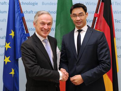 Bundesminister Dr. Philipp Rösler (rechts) mit dem irischen Wirtschaftsminister Richard Bruton © BMWi